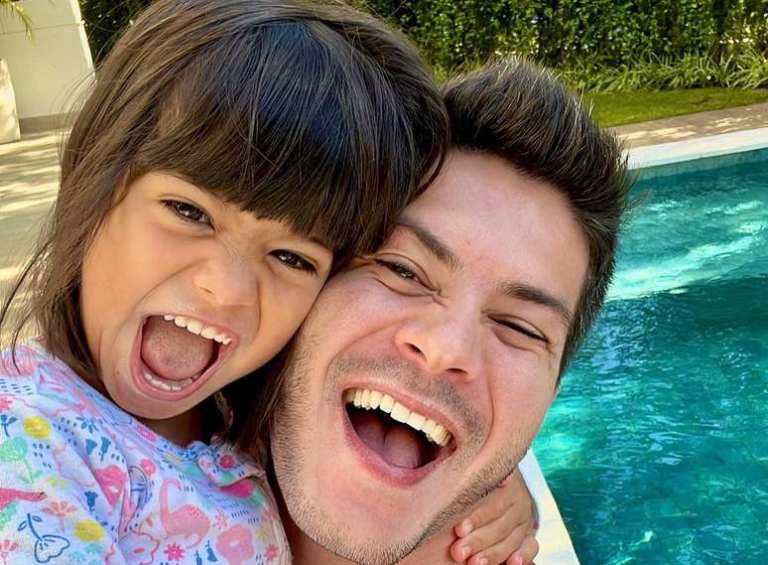 Arthur Aguiar defende a filha após fala sobre ‘celular de pobre’: “parece que ela cometeceu um crime”